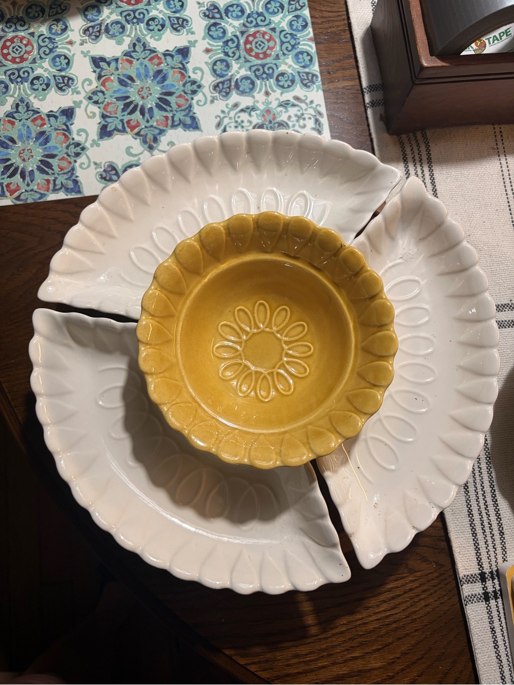 Ceramic Yellow Serving Bowl and White Daisy-Edge Serving Platter Set lazy Susan